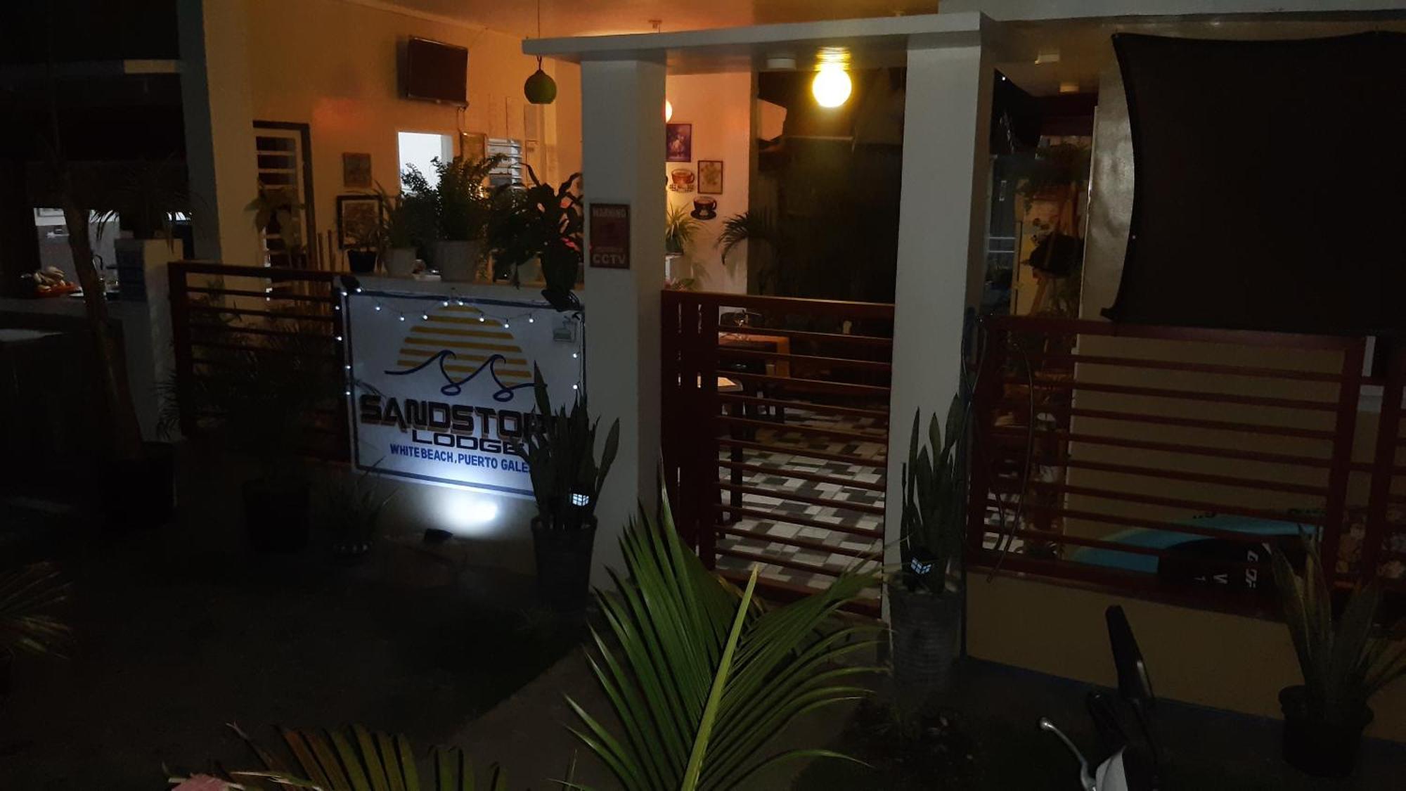 Sandstorm Lodge And Cafe Puerto Galera Exterior photo